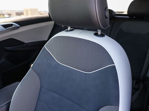 New 2025 Volkswagen Taos SE FWD image 27