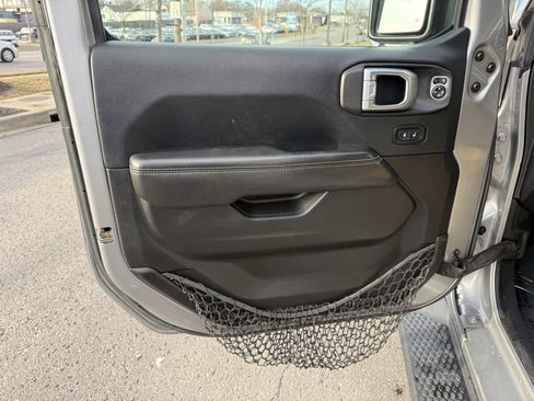 Used 2018 Jeep Wrangler Unlimited Sahara image 16