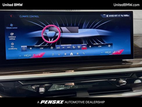 Used 2025 BMW X7 M60i image 11