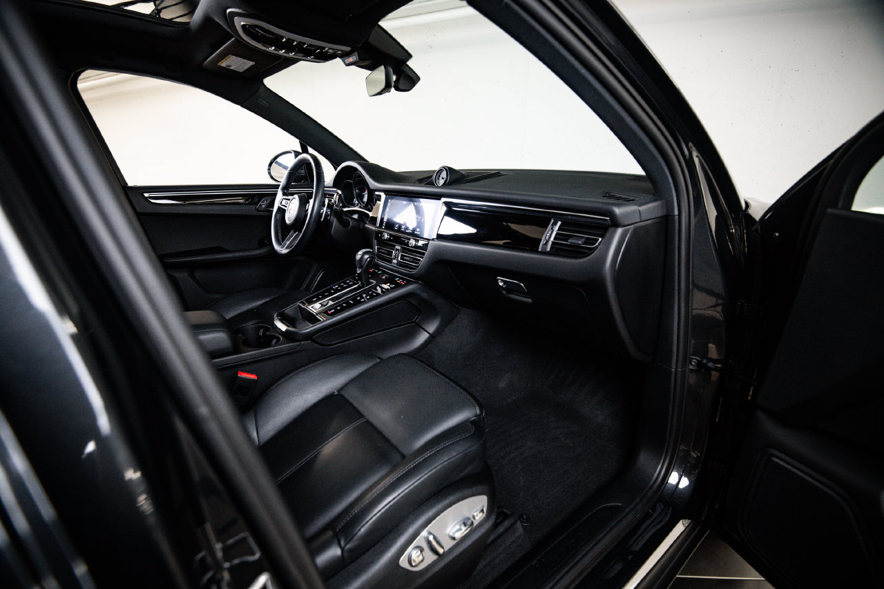Certified 2024 Porsche Macan AWD/4WD image 28