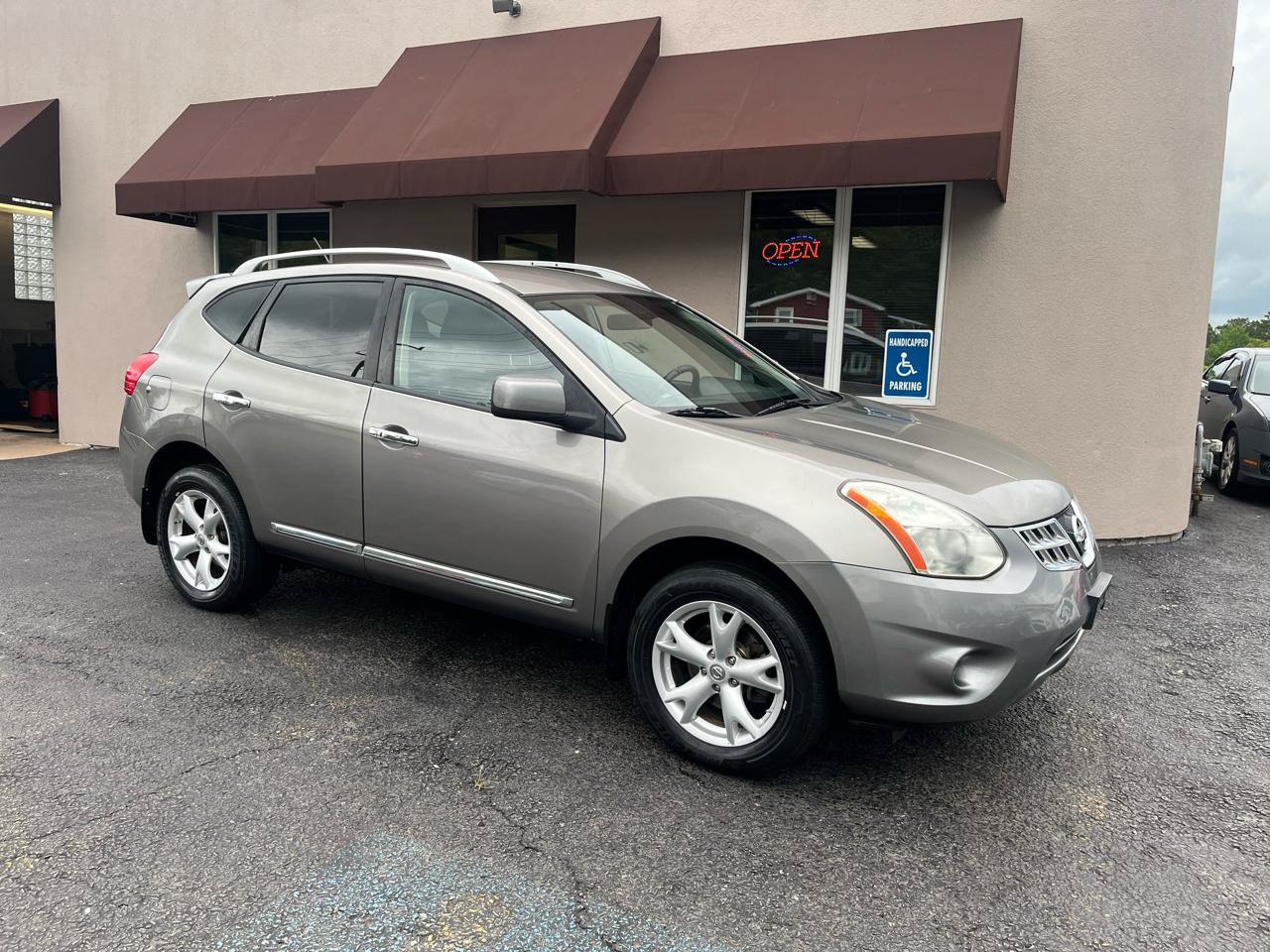Used 2011 Nissan Rogue SV AWD/4WD image 2