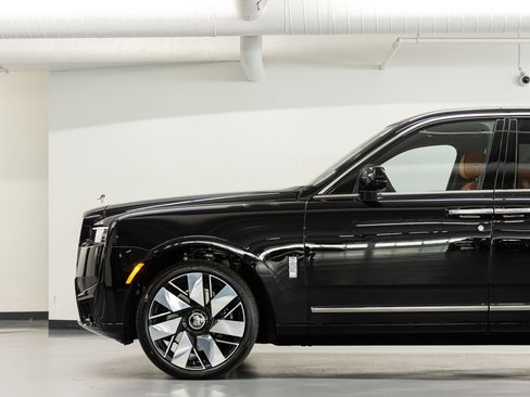 New 2026 Rolls-Royce Cullinan AWD/4WD image 14