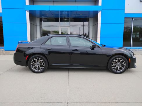 Used 2018 Chrysler 300 S w/ S Model Appearance Package AWD/4WD image 34