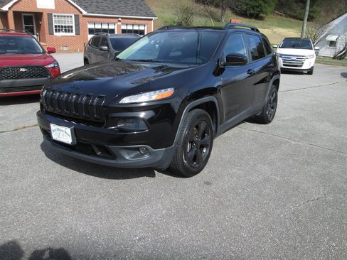 Used 2018 Jeep Cherokee Latitude w/ Altitude Package image 1
