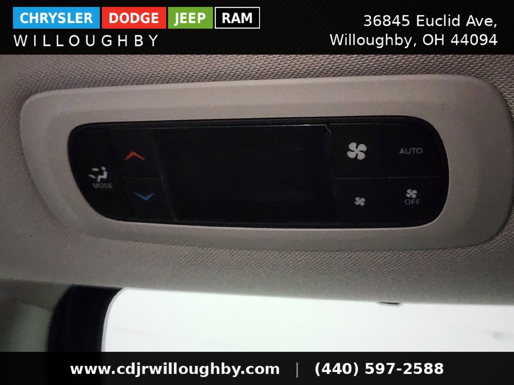 Used 2023 Chrysler Pacifica Touring-L AWD/4WD image 27