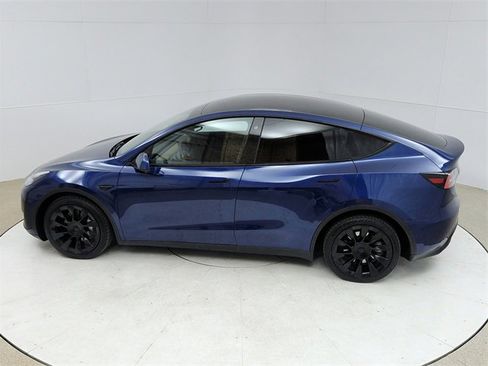 Used 2021 Tesla Model Y Long Range image 16