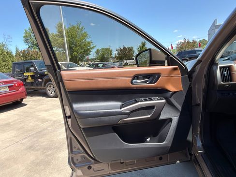 Used 2023 Nissan Pathfinder Platinum w/ Lighting Package (N92) image 9