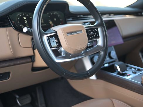 Used 2023 Land Rover Range Rover Long Wheelbase SE image 10