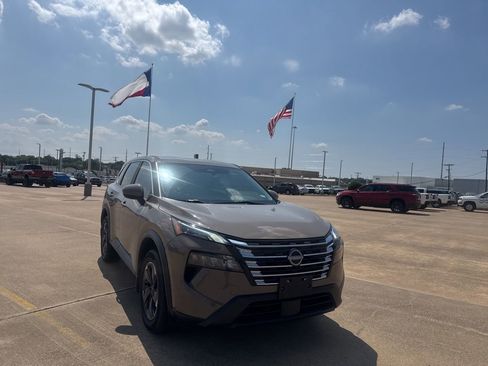 Used 2024 Nissan Rogue SV FWD image 2