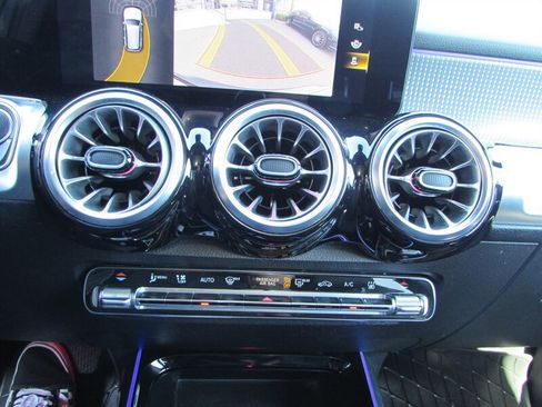 Used 2022 Mercedes-Benz EQB 300 4MATIC image 16