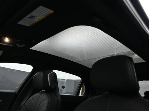 New 2025 BMW 750e xDrive w/ Premium Package image 10