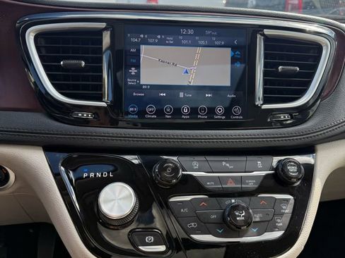 Used 2020 Chrysler Pacifica Limited image 9