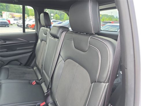 Used 2023 Jeep Grand Cherokee Altitude AWD/4WD image 14