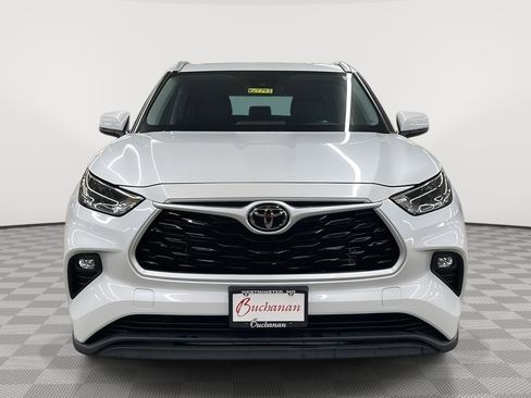 Used 2022 Toyota Highlander XLE image 2