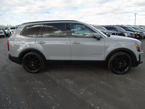 Used 2022 Kia Telluride EX w/ EX Premium Package image 3
