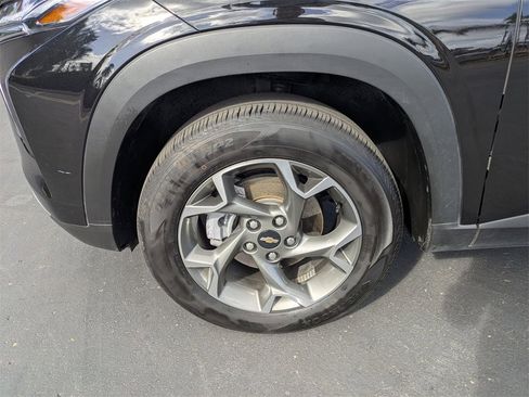 Used 2025 Chevrolet Trax LT w/ LT Convenience Package image 13