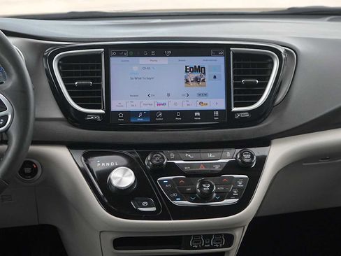 Used 2024 Chrysler Pacifica Touring-L FWD image 19