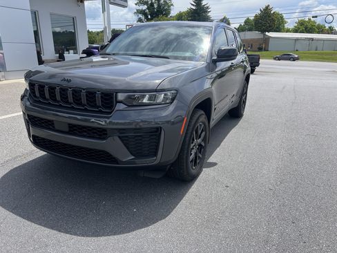 Used 2026 Jeep Grand Cherokee Altitude AWD/4WD image 6