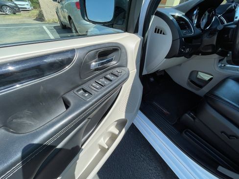 Used 2018 Dodge Grand Caravan SXT image 15