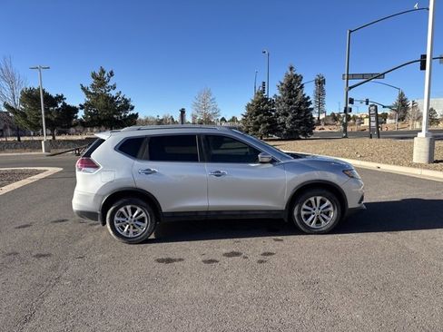 Used 2016 Nissan Rogue SV w/ SV Moonroof Package image 2