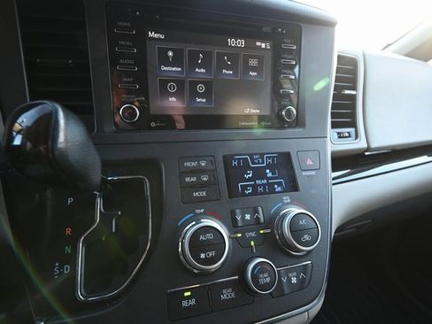 Used 2018 Toyota Sienna XLE Premium image 9