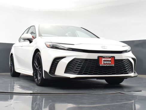 Used 2025 Toyota Camry SE w/ Convenience Package image 30