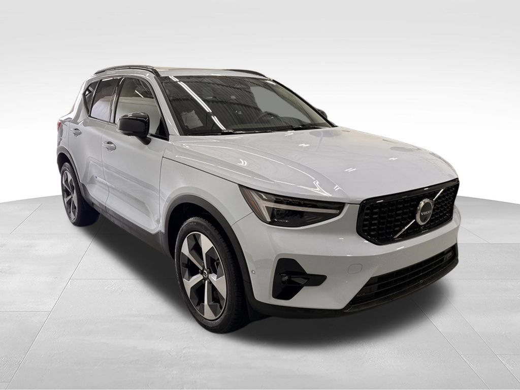 Used 2026 Volvo XC40 B5 Plus AWD/4WD image 7