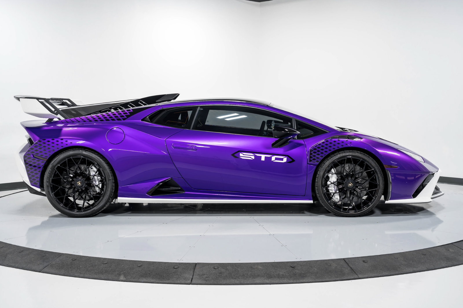 Used 2023 Lamborghini Huracan STO RWD image 2