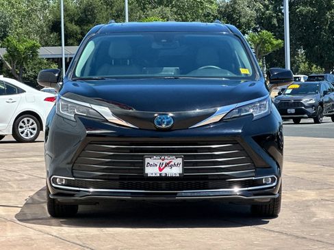 Used 2023 Toyota Sienna XLE FWD image 10