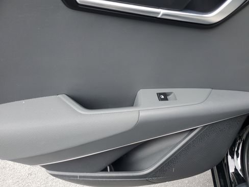 Used 2024 Kia Niro EX Touring image 12