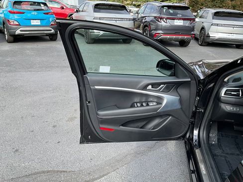 Used 2025 Genesis G70 2.5T image 41