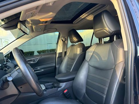 Used 2020 Toyota RAV4 XLE Premium FWD image 5