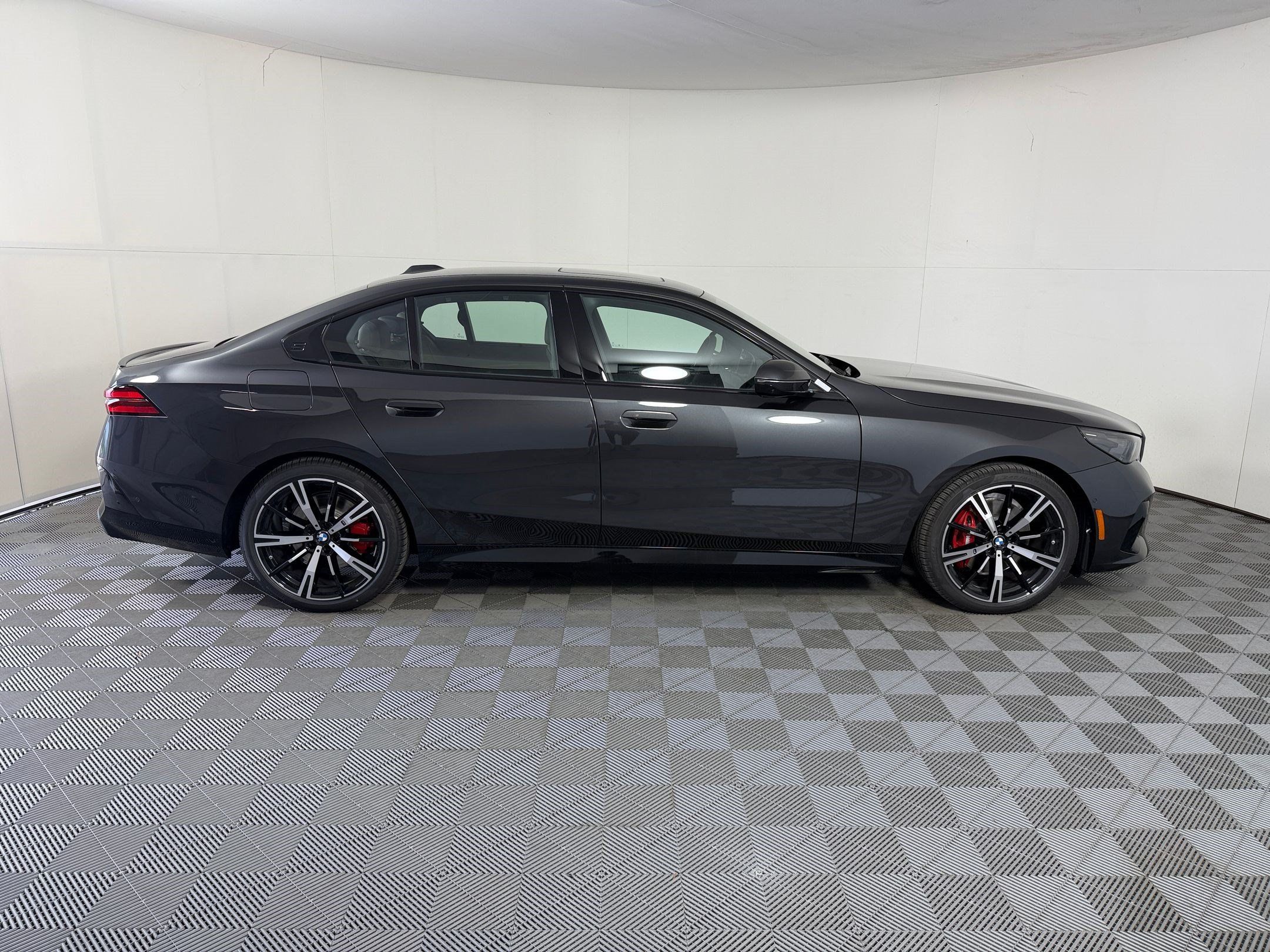 Used 2027 BMW 530i w/ M Sport Package RWD image 8