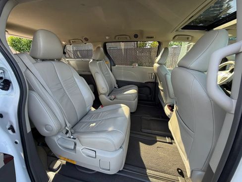 Used 2011 Toyota Sienna XLE AWD/4WD image 16