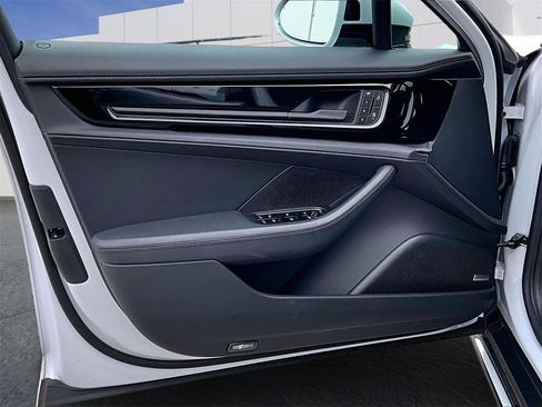 Used 2025 Porsche Panamera image 19