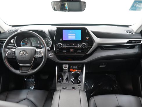 Used 2025 Toyota Highlander XLE AWD/4WD image 14