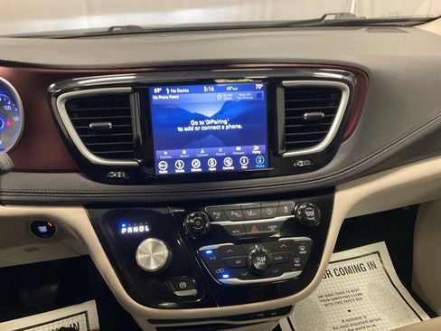 Used 2018 Chrysler Pacifica Limited w/ Advanced Safetytec Group FWD image 20