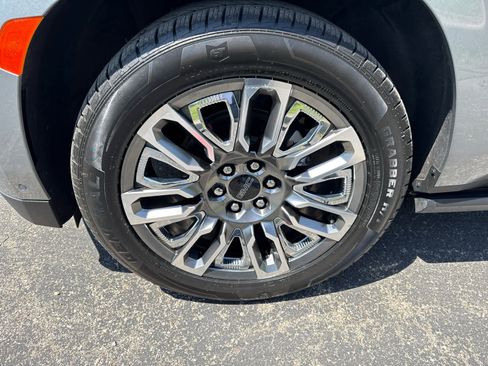 Used 2023 GMC Yukon XL Denali Ultimate AWD/4WD image 3