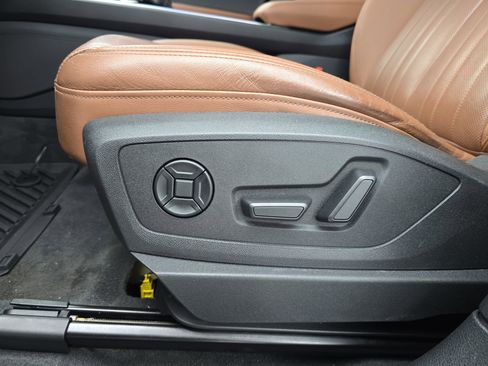 Used 2022 Audi e-tron Premium Plus w/ Premium Plus Package image 29