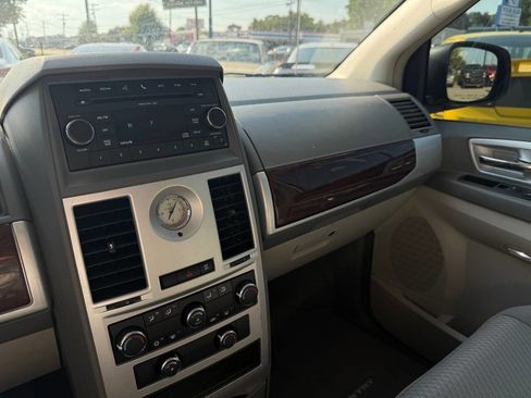 Used 2010 Chrysler Town & Country Touring image 15