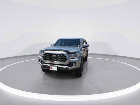 Certified 2018 Toyota Tacoma TRD Off-Road w/ TRD Premium Off Road Package AWD/4WD image 3