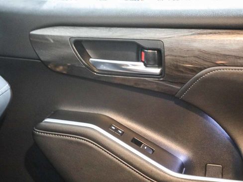 Used 2023 Toyota Highlander Limited image 22