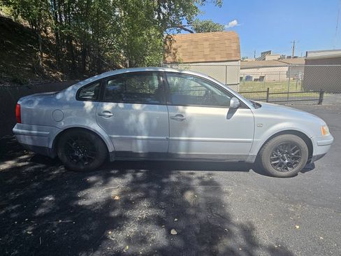 Used 2001 Volkswagen Passat GLS FWD image 9