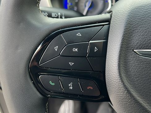 Used 2023 Chrysler Pacifica Touring image 22