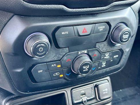 Used 2019 Jeep Renegade Latitude w/ Popular Equipment Group image 15