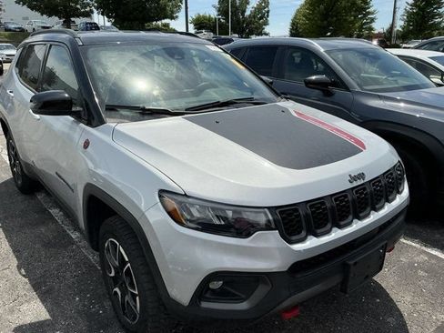 Used 2024 Jeep Compass Trailhawk AWD/4WD image 3
