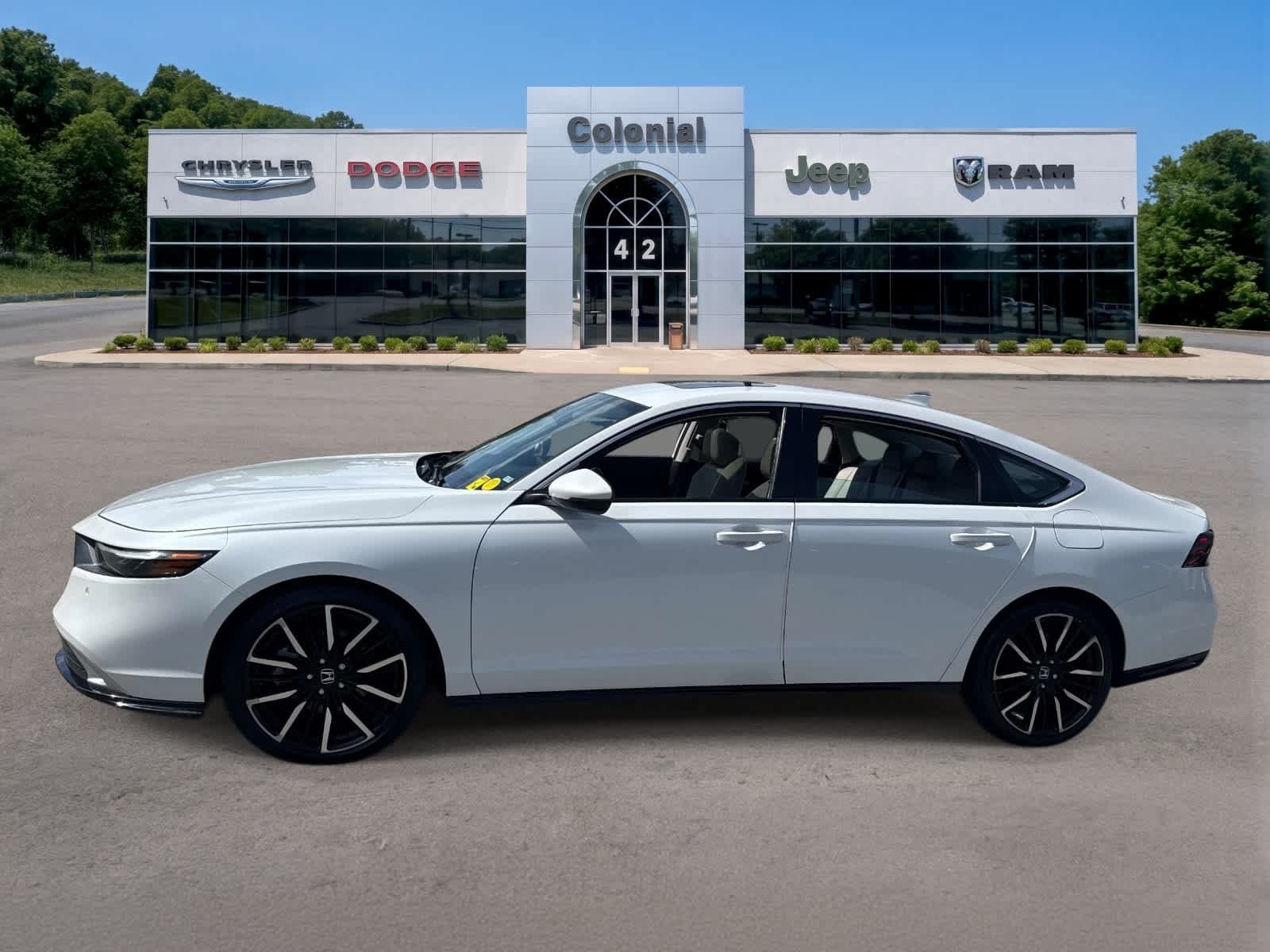 Used 2023 Honda Accord Touring image 2