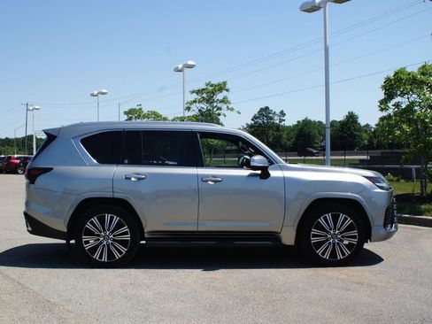 Used 2024 Lexus LX 600 4WD w/ Luxury Package image 21