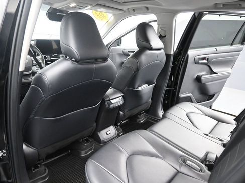 Used 2023 Toyota Highlander XLE AWD/4WD image 15