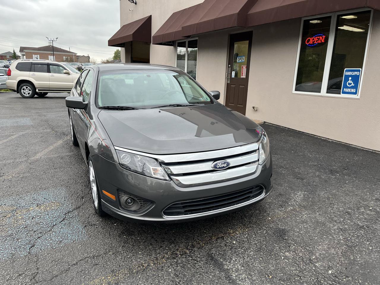 Used 2010 Ford Fusion SE FWD image 2